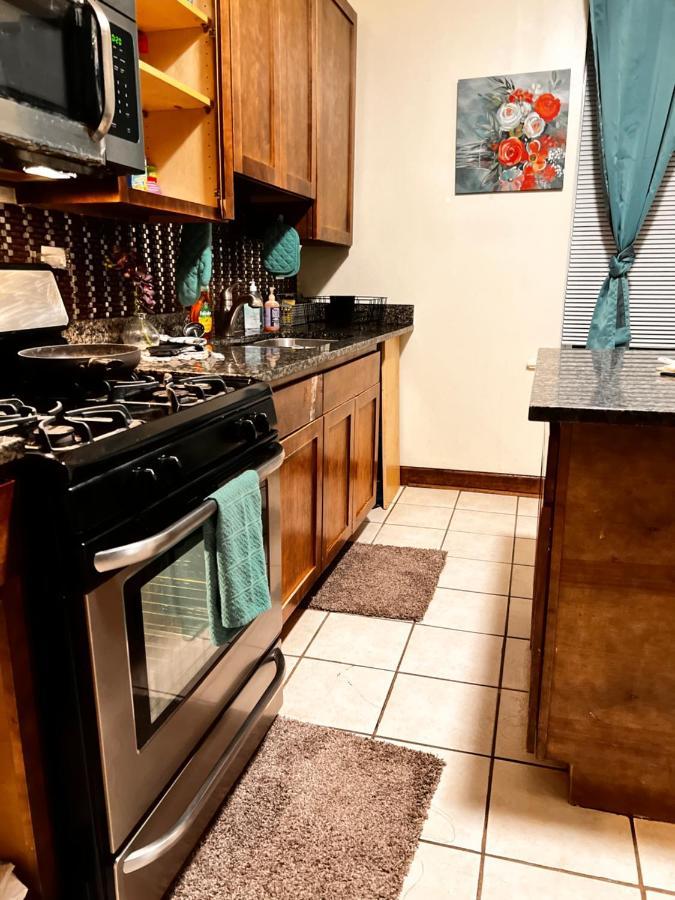Отель Clean, Spacious, Inexpensive Queen Br Чикаго Экстерьер фото